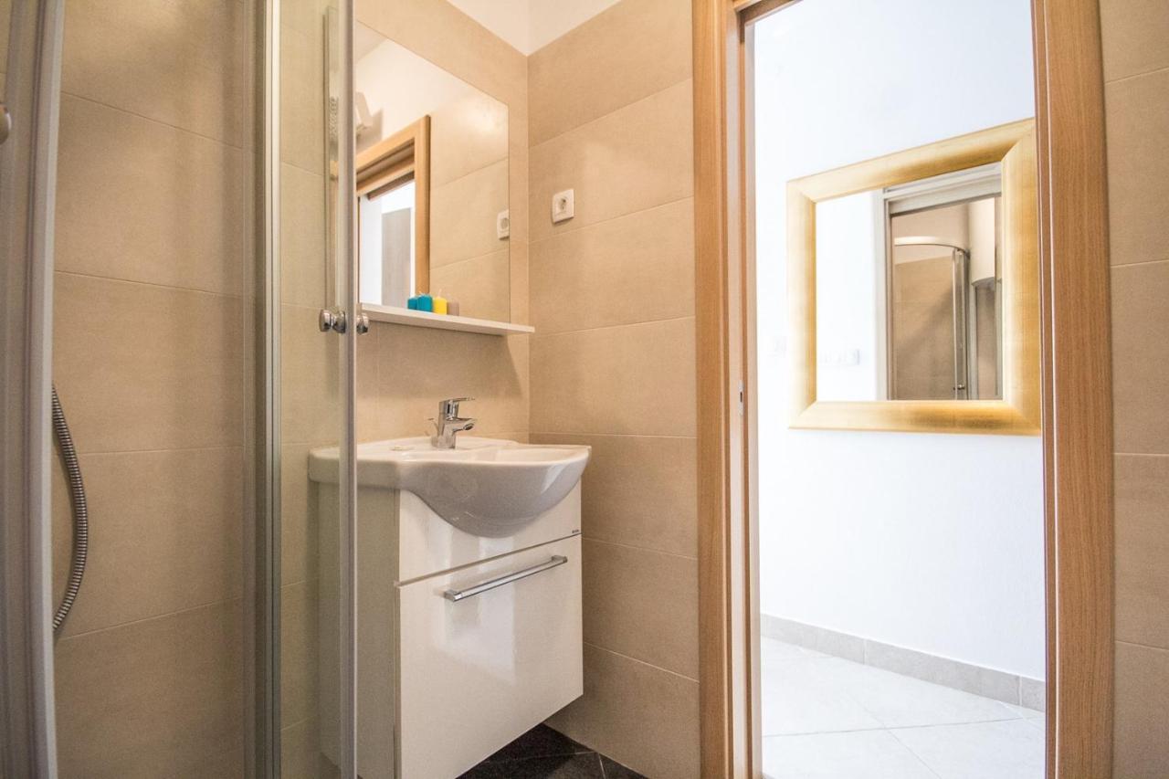 Apartments Umag Center, Seafront With Terrace In Umago Esterno foto